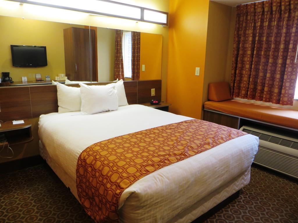 Microtel By Wyndham South Bend Notre Dame University Room photo