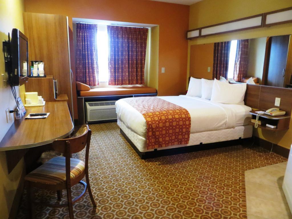Microtel By Wyndham South Bend Notre Dame University Room photo